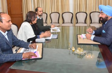 राज्यपाल से शिष्टाचार भेंट करती हुईं राष्ट्रीय उद्यमिता एवं लघु व्यवसाय विकास संस्थान की क्षेत्रीय प्रबंधक डॉ. पूनम सिन्हा।