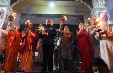 परमार्थ निकेतन द्वारा आयोजित अंतर्राष्ट्रीय योग महोत्सव-2023 का शुभारंभ कर गंगा आरती करते हुए राज्यपाल।