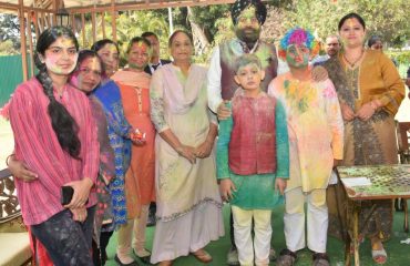 राजभवन में होली मिलन कार्यक्रम के अवसर पर मुख्यमंत्री पुष्कर सिंह धामी एवं अन्य जनप्रतिनिधियों के साथ राज्यपाल।