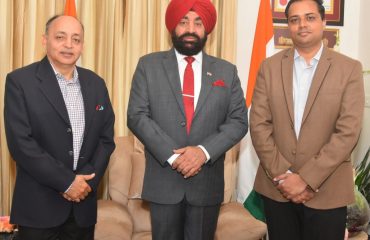 Vice Admiral (R) Anil Chawla and Abhinav Singh, CEO, Cantt Board, pay a courtesy call on Governor.