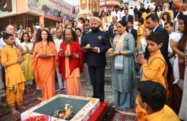 परमार्थ निकेतन द्वारा आयोजित अंतर्राष्ट्रीय योग महोत्सव-2023 का शुभारंभ कर पूजा-अर्चना करते हुए राज्यपाल।
