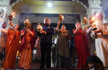 Governor performs the Ganga Arti at the commencement of International Yoga Festival-2023 organized by Parmarth Niketan.