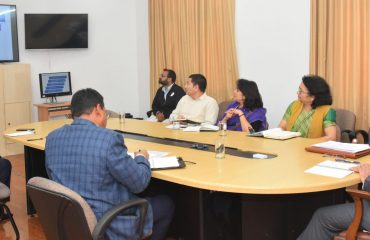 राजभवन में स्वास्थ्य विभाग के अधिकारियों के साथ बैठक कर विभिन विभागीय योजनाओं व कार्यक्रमों की जानकारी प्राप्त करते हुए राज्यपाल।