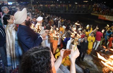 Governor performs the Ganga Arti at the commencement of International Yoga Festival-2023 organized by Parmarth Niketan.