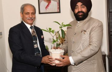 Chief Postmaster General, Uttarakhand Amitabh Kharkwal pays a courtesy call on the Governor.