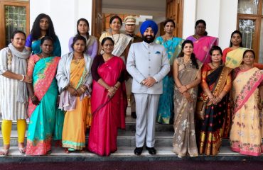 लाल बहादुर शास्त्री राष्ट्रीय प्रशासनिक अकादमी में देश के विभिन्न प्रदेशों से आयीं स्वयं सहायता समूह की महिलाओं के साथ राज्यपाल ।