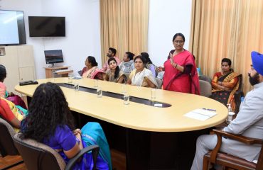 राज्यपाल से अपने अनुभव साझा करती हुईं लाल बहादुर शास्त्री राष्ट्रीय प्रशासनिक अकादमी में देश के विभिन्न प्रदेशों से आयीं स्वयं सहायता समूह की महिलाएं।