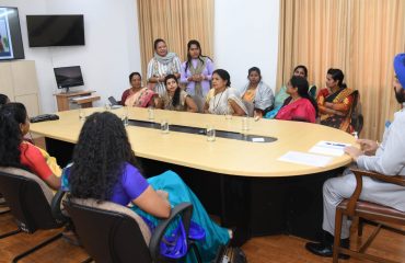राज्यपाल से अपने अनुभव साझा करती हुईं लाल बहादुर शास्त्री राष्ट्रीय प्रशासनिक अकादमी में देश के विभिन्न प्रदेशों से आयीं स्वयं सहायता समूह की महिलाएं।