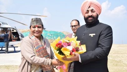 Assembly Speaker Smt. Ritu Khanduri Bhushan welcomes the Governor at Bharadisain helipad.