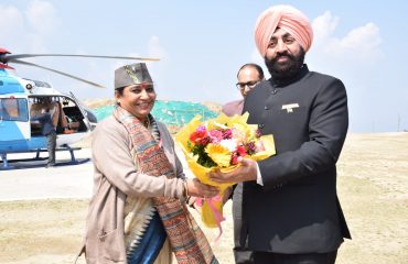 भराड़ीसैंण हेलीपैड पर राज्यपाल का स्वागत करती हुई विधानसभा अध्यक्ष श्रीमती ऋतु खंडूड़ी भूषण।