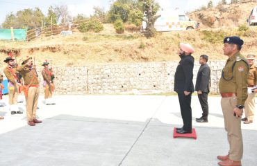 भराड़ीसैंण हेलीपैड पर राज्यपाल को गार्ड ऑफ ऑनर देते हुए पुलिस के जवान।