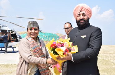 भराड़ीसैंण हेलीपैड पर राज्यपाल का स्वागत करती हुई विधानसभा अध्यक्ष श्रीमती ऋतु खंडूड़ी भूषण।