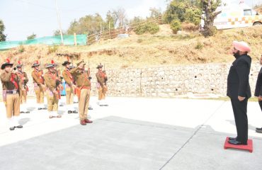 भराड़ीसैंण हेलीपैड पर राज्यपाल को गार्ड ऑफ ऑनर देते हुए पुलिस के जवान।