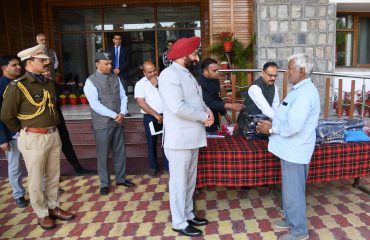 Governor awards garden workers and daily laborers working in Raj Bhawan for their commendable work in Vasantotsav-2023.