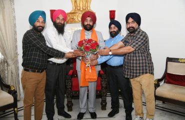 राज्यपाल से मुलाकात कर सिख नववर्ष की बधाई देते हुए सिख समुदाय के प्रतिनिधिमंडल।