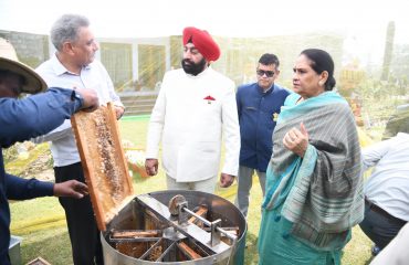 राजभवन में हनी बी प्रोसेसिंग(शहद निकालने की प्रक्रिया) का अवलोकन करते हुए राज्यपाल साथ में प्रथम महिला श्रीमती गुरमीत कौर।