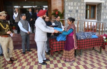 Governor awards garden workers and daily laborers working in Raj Bhawan for their commendable work in Vasantotsav-2023.