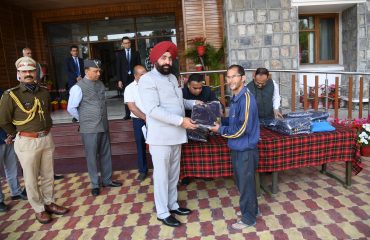 Governor awards garden workers and daily laborers working in Raj Bhawan for their commendable work in Vasantotsav-2023.