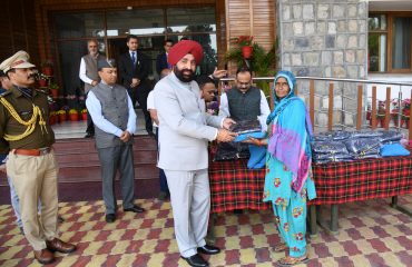 Governor awards garden workers and daily laborers working in Raj Bhawan for their commendable work in Vasantotsav-2023.
