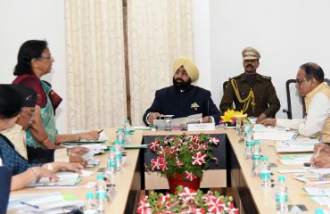 राजभवन में उत्तराखण्ड राज्य बाल कल्याण परिषद की 27वीं कार्यकारिणी की बैठक में प्रतिभाग करते हुए राज्यपाल।