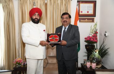 राज्यपाल से शिष्टाचार भेंट करते हुए आइएचएम देहरादून के प्रधानाचार्य डॉ0 जगदीप खन्ना।