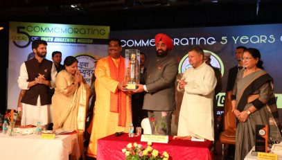 Workers of Pavan Chintan Dhara Ashram honoring Governor Lt. Gen. Gurmit Singh (Retd).