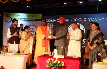 Workers of Pavan Chintan Dhara Ashram honoring Governor Lt. Gen. Gurmit Singh (Retd).