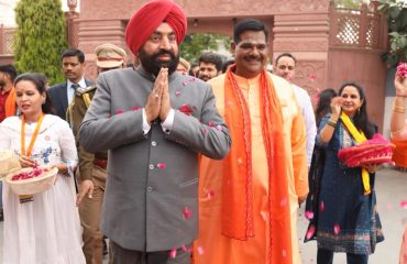Workers of Pawan Chintan Dhara Ashram welcome Governor Lt Gen Gurmit Singh (Retd) in Ghaziabad, Uttar Pradesh.
