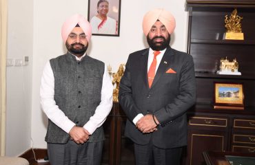 राज्यपाल लेफ्टिनेंट जनरल गुरमीत सिंह (से नि) से शिष्टाचार भेंट करते हुए मुख्य सचिव डॉ0 एस.एस. संधू।