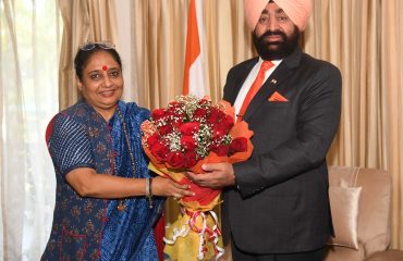 Assembly Speaker Smt. Ritu Khanduri Bhushan pays courtesy call on Governor Lt. Gen. Gurmit Singh (Retd.).