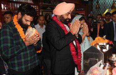 Governor and First Lady Smt Gurmeet Kaur offer prayers at Maa Daat Kali Temple in Dehradun on the auspicious occasion of Navratri.