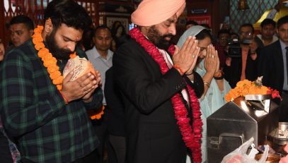 Governor and First Lady Smt Gurmeet Kaur offer prayers at Maa Daat Kali Temple in Dehradun on the auspicious occasion of Navratri.