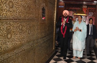 Governor Lt Gen Gurmit Singh (Retd) and First Lady Smt Gurmeet Kaur offer prayers at Maa Daat Kali Temple.