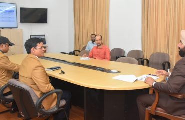 राज्यपाल के समक्ष राजभवन सचिवालय में संस्थान के क्रियाकलापों व गतिविधियों का प्रस्तुतीकरण देते हुए उप क्षेत्रीय कार्यालय, नारकोटिक्स कंट्रोल ब्यूरो(NCB) के सहायक निदेशक श्री देवानंद।