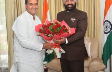 राज्यपाल से शिष्टाचार भेंट करते हुए कैबिनेट मंत्री श्री प्रेमचंद अग्रवाल।