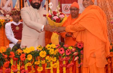 राज्यपाल का अभिवादन करते हुए रामकृष्ण मिशन आश्रम, देहरादून के सचिव स्वामी असीमात्मानंद।