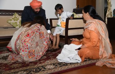 चैत्र नवरात्रि के नवम दिवस एवं रामनवमी के पावन अवसर पर देवी स्वरूपा कन्याओं का सपरिवार पूजन करते हुए राज्यपाल।