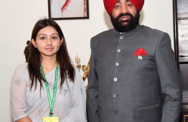 राज्यपाल से शिष्टाचार भेंट करती हुईं भारतीय विदेश सेवा प्रशिक्षु अधिकारी सुश्री गीतिका।
