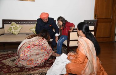On the ninth day of Chaitra Navratri and on the auspicious occasion of Ram Navami, Governor Lt. Gen. Gurmit Singh (Retd) performs family worship of Goddess Swaroopa girls.