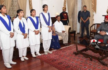 राजभवन में स्वामी विवेकानंद सेवा संस्थान के बच्चों से संवाद करते हुए राज्यपाल।