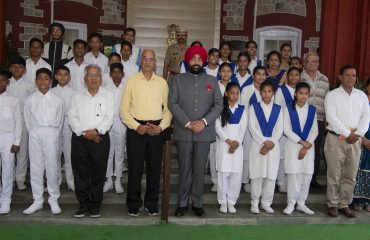 स्वामी विवेकानंद सेवा संस्थान के बच्चों के साथ राज्यपाल।