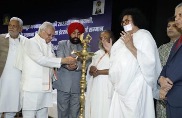 Governor inaugurates the program organized by Ahimsa Vishwabharti in New Delhi, by lighting the lamp.