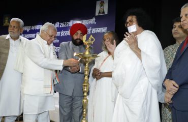नई दिल्ली में अहिंसा विश्वभारती द्वारा आयोजित कार्यक्रम का दीप प्रज्वलित कर शुभारंभ करते हुए राज्यपाल।
