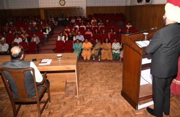 राजभवन ऑडिटोरियम में आयोजित परिवार मिलन कार्यक्रम को करते हुए राज्यपाल।