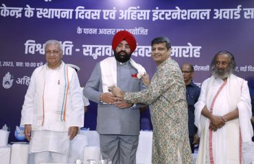 नई दिल्ली में अहिंसा विश्वभारती द्वारा आयोजित कार्यक्रम के अवसर पर ’एंबेसडर ऑफ पीस’ पुस्तिका का विमोचन करते हुए राज्यपाल।