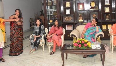 President of International Sujok Dr. Subhash Chowdhary gives information about Sujok therapy to the women of Raj Bhawan Family Welfare, in the presence of First Lady.