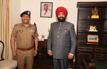 राज्यपाल लेफ्टिनेंट जनरल गुरमीत सिंह (से नि) से शिष्टाचार भेंट करते हुए पुलिस महानिदेशक अशोक कुमार।