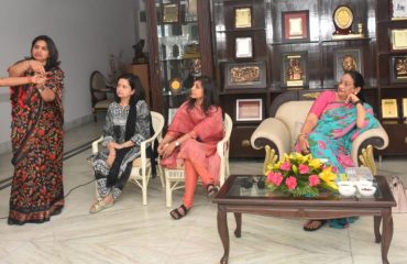 प्रथम महिला श्रीमती गुरमीत कौर की उपस्थिति में राजभवन फैमली वेलफेयर की महिलाओं को सुजोक थैरेपी के बारे में जानकारी देती हुईं इंटरनेशनल सुजोक की अध्यक्ष डॉ. सुभाष चौधरी।