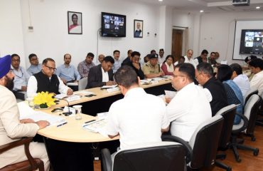 Governor Lt. Gen. Gurmit Singh (Retd) holding a meeting with senior officials of the government regarding the preparations for Uttarakhand