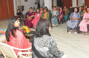 प्रथम महिला श्रीमती गुरमीत कौर की उपस्थिति में राजभवन फैमली वेलफेयर की महिलाओं को सुजोक थैरेपी के बारे में जानकारी देती हुईं इंटरनेशनल सुजोक की अध्यक्ष डॉ. सुभाष चौधरी।